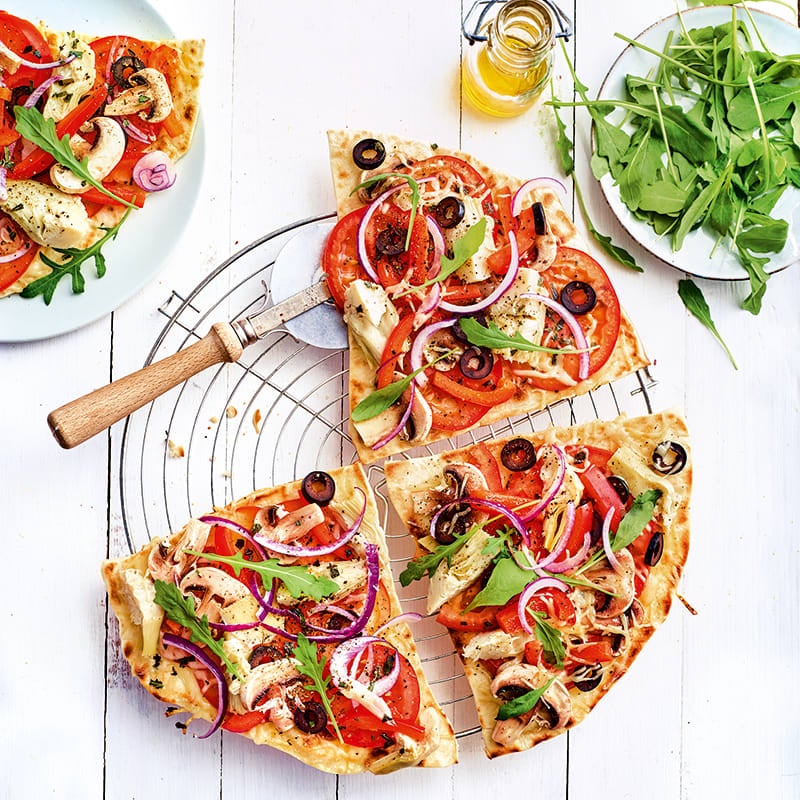 Foto van Gegrilde pizza met groenten en rucola door WW